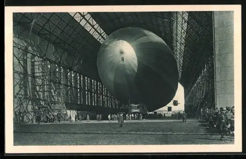 AK Friedrichshafen, Zeppelin in der Luftschiff-Halle