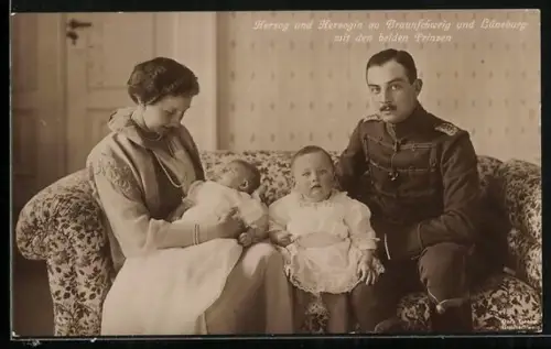 AK Herzog Ernst August als Husar mit Gemahlin und beiden Prinzen