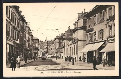 AK Mulhouse, Rue du Sauvage avec tramway et passants animés