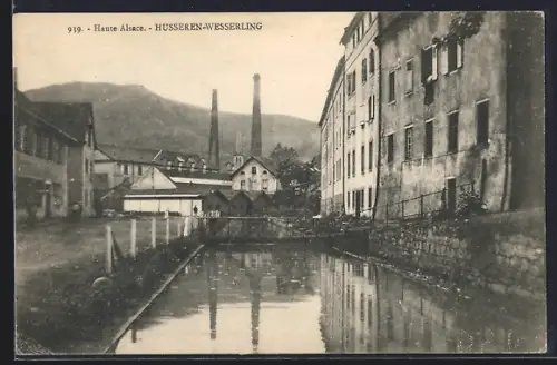 AK Husseren-Wesserling, Vue sur la rivière et les cheminées d`usine en arrière-plan