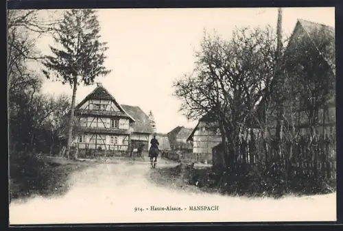 AK Manspach /Haute-Alsace, Vue sur les maisons à colombages et un cavalier dans la rue