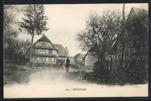 AK Manspach, Maison à colombages et cavalier sur le chemin du village