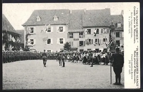 AK Massevaux, Cérémonie militaire pour la libération, foule et maisons décorées de drapeaux