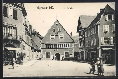 AK Münster i. E., Mairie et place du village avec habitants