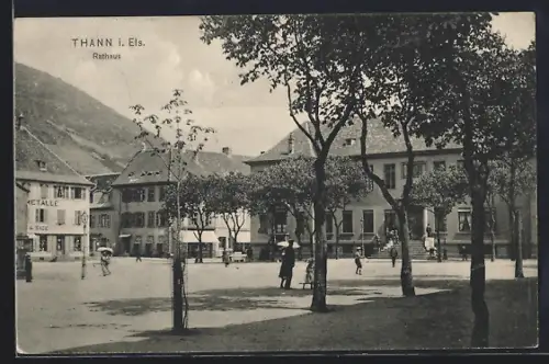 AK Thann i. Els., Rathaus und belebter Platz mit Bäumen