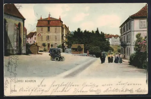 AK Trois-Épis, Vue de la place avec automobile et passants élégants