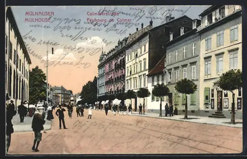 AK Mulhouse, Faubourg de Colmar avec passants et bâtiments colorés