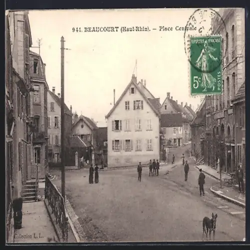 AK Beaucourt /Haut-Rhin, Place Centrale animée avec passants et bâtiments historiques