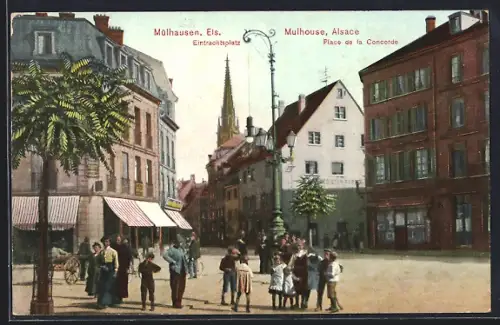 AK Mulhouse, Place de la Concorde avec enfants jouant et vue de l`église en arrière-plan