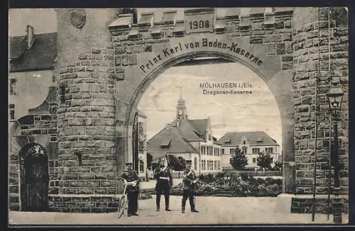 AK Mülhausen /Els., Entrée de la caserne Prinz Karl von Baden avec soldats en 1908