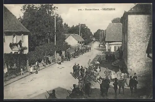 AK Sentheim /Haute-Alsace, Scène de rue animée avec soldats et habitants