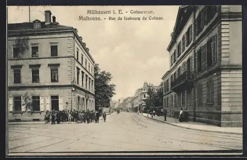 AK Mulhouse, Rue du faubourg de Colmar avec bâtiments et passants