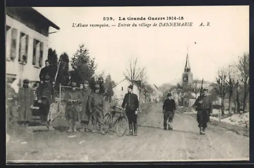 AK Dannemarie, L`Alsace reconquise, Entrée du village de Dannemarie, soldats et villageois pendant la Grande Guerre