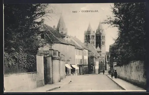 AK Guebwiller, Vue de la rue avec la cathédrale en arrière-plan