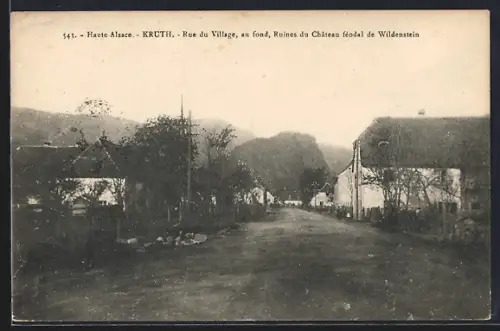 AK Kruth, Rue du Village, au fond, Ruines du Château féodal de Wildenstein
