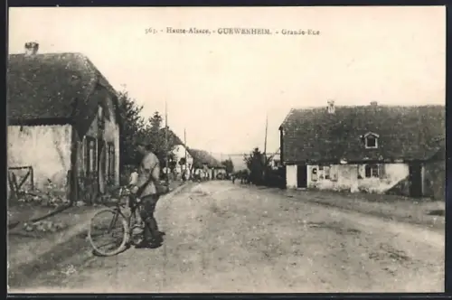 AK Guewenheim /Haute-Alsace, Grande Rue avec cycliste et maisons rurales