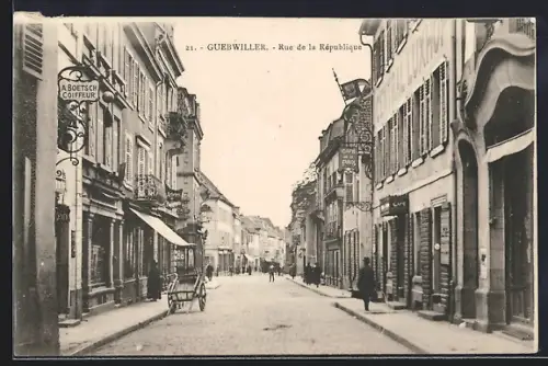 AK Guebwiller, Rue de la République animée avec boutiques et passants