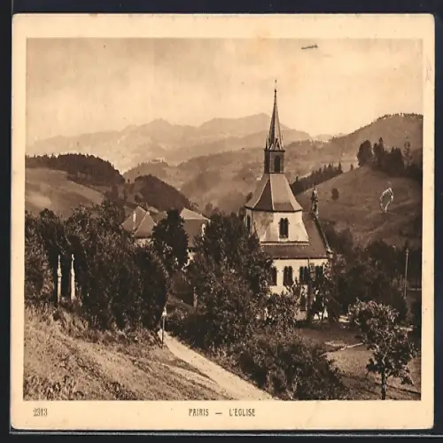 AK Pairis, L`église entourée de collines pittoresques