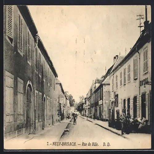 AK Neuf-Brisach, Rue de Bâle animée avec passants et boutiques
