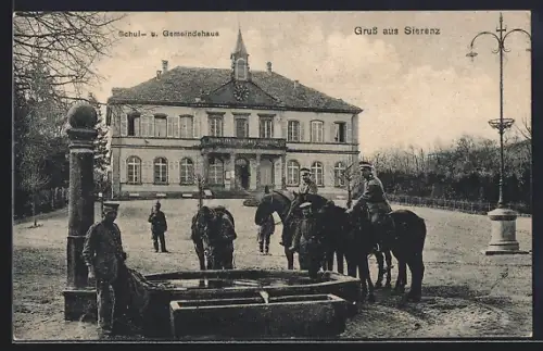 AK Sierenz, Schul- und Gemeindehaus mit Soldaten und Pferden