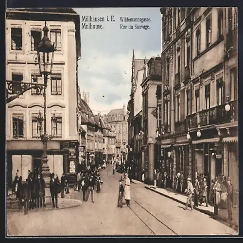 AK Mulhouse, Rue du Sauvage animée avec passants et bâtiments historiques