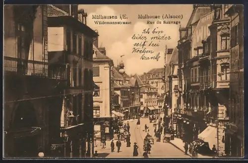 AK Mulhouse /Alsace, Rue du Sauvage animée avec passants et bâtiments historiques