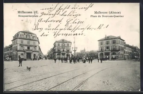 AK Mulhouse, Place du Nouveau-Quartier avec passants et voie de tramway