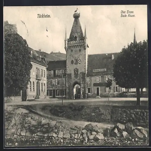AK Türkheim, Porte médiévale avec maisons traditionnelles et arbres