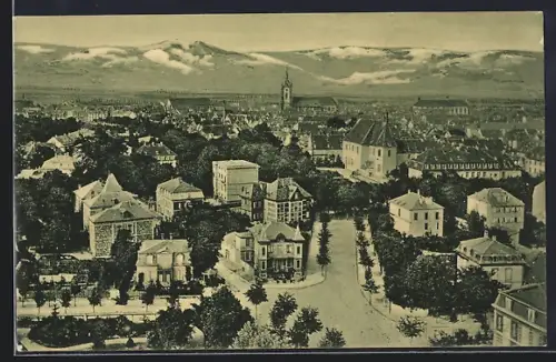 AK Colmar, Vue générale de la ville avec montagnes en arrière-plan