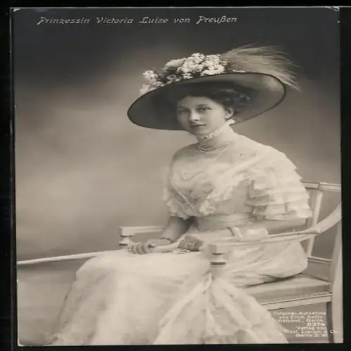AK Prinzessin Victoria Luise von Preussen auf einem Stuhl sitzend