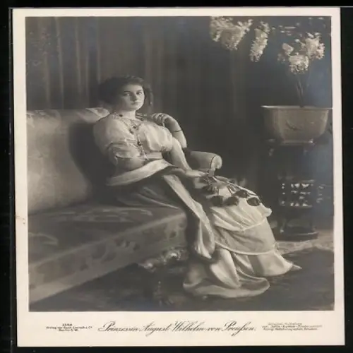 AK Prinzessin August Wilhelm von Preussen mit Blumen in der Hand auf Sofa sitzend