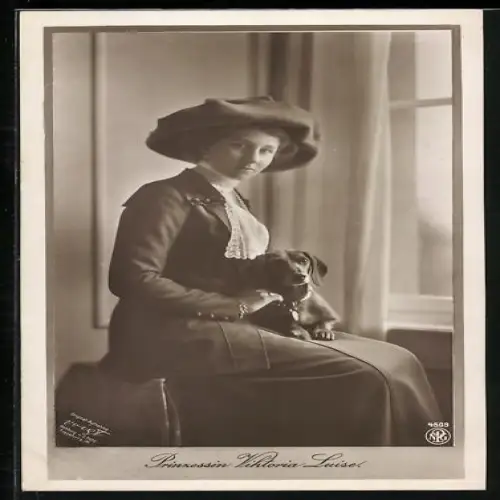 AK Victoria Louise Herzogin von Braunschweig mit Hut und einem Dackel auf dem Schoss