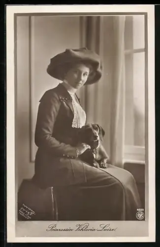 AK Victoria Louise Herzogin von Braunschweig mit Hut und einem Dackel auf dem Schoss