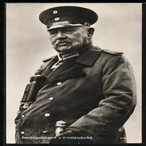 AK Reichspräsident Paul von Hindenburg in Uniform und mit Fernglas
