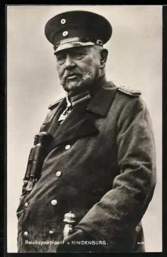 AK Reichspräsident Paul von Hindenburg in Uniform und mit Fernglas
