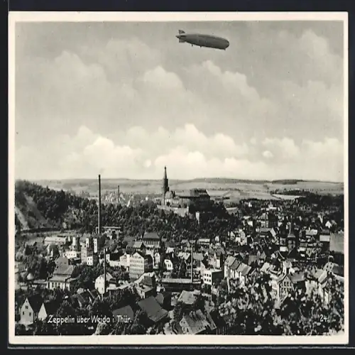 AK Weida / Thür., Zeppelin Luftschiff über der Stadt