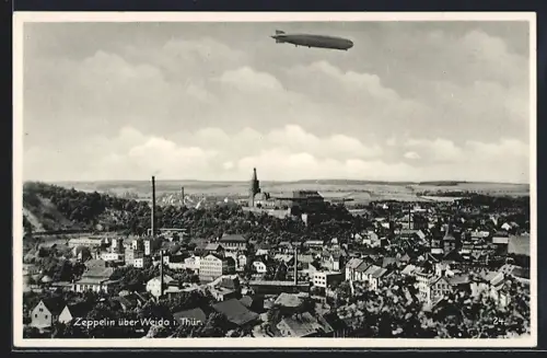 AK Weida / Thür., Zeppelin Luftschiff über der Stadt