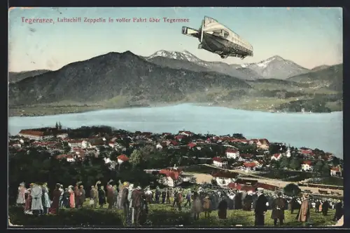 AK Tegernsee, Luftschiff Zeppelin in voller Fahrt über den Ort