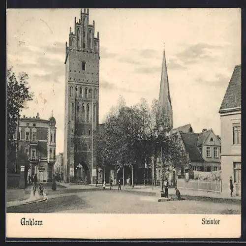 AK Anklam, Steintor mit Passanten und Kirche
