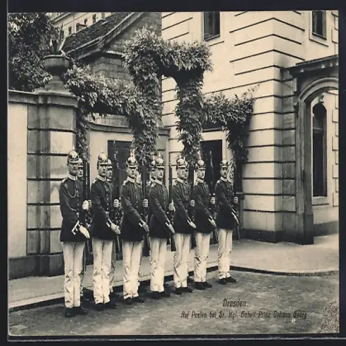 AK Dresden, Soldaten in Uniformen auf Posten am Palais Prinz Johann Georg, Zinzendorfstrasse 4