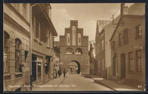 AK Neustadt i. Holst., Kremper Strasse mit Kremper Tor