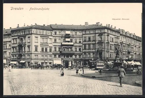AK Dresden, Ferdinandplatz mit Gänsedieb-Brunnen und Geschäften Otto Richter, Gustav Starke, C. Ackermann, Strassenbahn