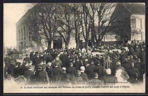 AK Jully, La foule assistant aux obséques des Victimes du Crime de Jully