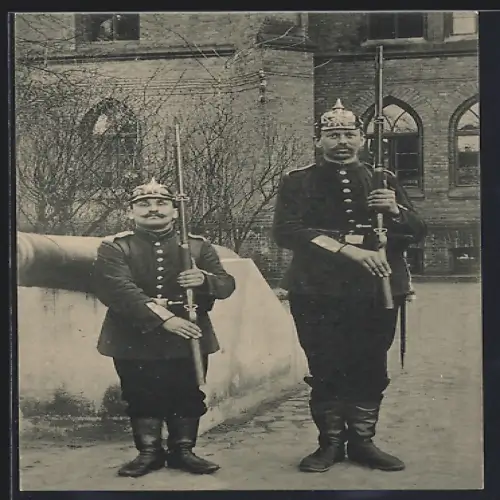 AK Der grösste und der kleinste 162er Landsturmmann im Mai 1915