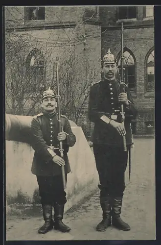 AK Der grösste und der kleinste 162er Landsturmmann im Mai 1915