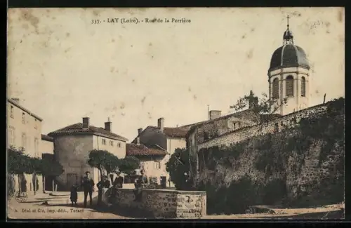 AK Lay /Loire, Rue de la Perrière avec église et village pittoresque