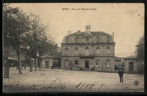 AK Boën, Place de l`Hôtel-de-Ville avec arbres et passants