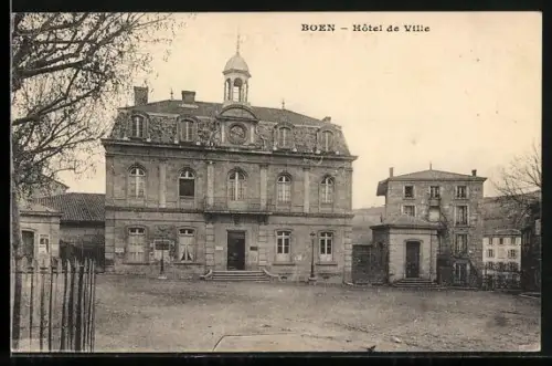 AK Boën, Hôtel de Ville et place devant le bâtiment