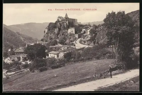 AK Cornillon, Vue du village sur la colline avec chemin sinueux et paysages environnants