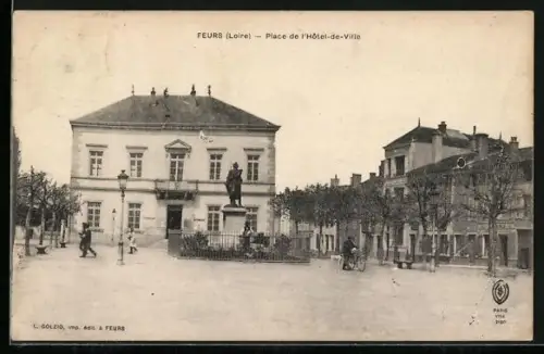 AK Feurs /Loire, Place de l`Hôtel-de-Ville avec statue centrale